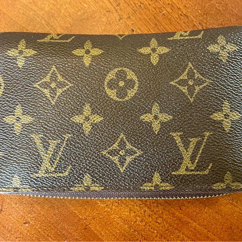 Original Louis Vuitton zipper wallet. Perfect size for your small party bags